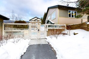 Property grounds - Walk to lifts condo with mountain view, heated pool, fireplace, & fitness room (Jeffersonville)