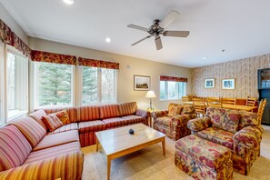 Televisor, llar de foc i reproductor de DVD