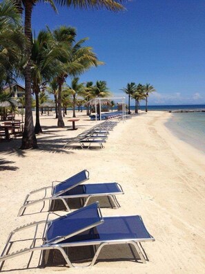 On the beach, white sand, free beach cabanas, sun-loungers - Estudio in Las Palmas (Roatan)