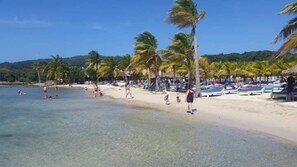 On the beach, white sand, free beach cabanas, sun-loungers - Estudio in Las Palmas (Roatan)