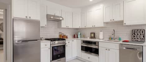 Refrigerador, microondas, horno, placa de cocina