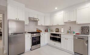 Fridge, microwave, oven, stovetop - Georgetown - 1-BR- Apt #1-450 SF (Near CAMPUS)  (Washington)