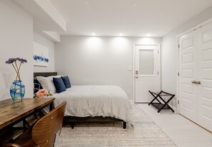 1 bedroom, desk, iron/ironing board, free WiFi - Georgetown - 1-BR- Apt #1-450 SF (Near CAMPUS)  (Washington)