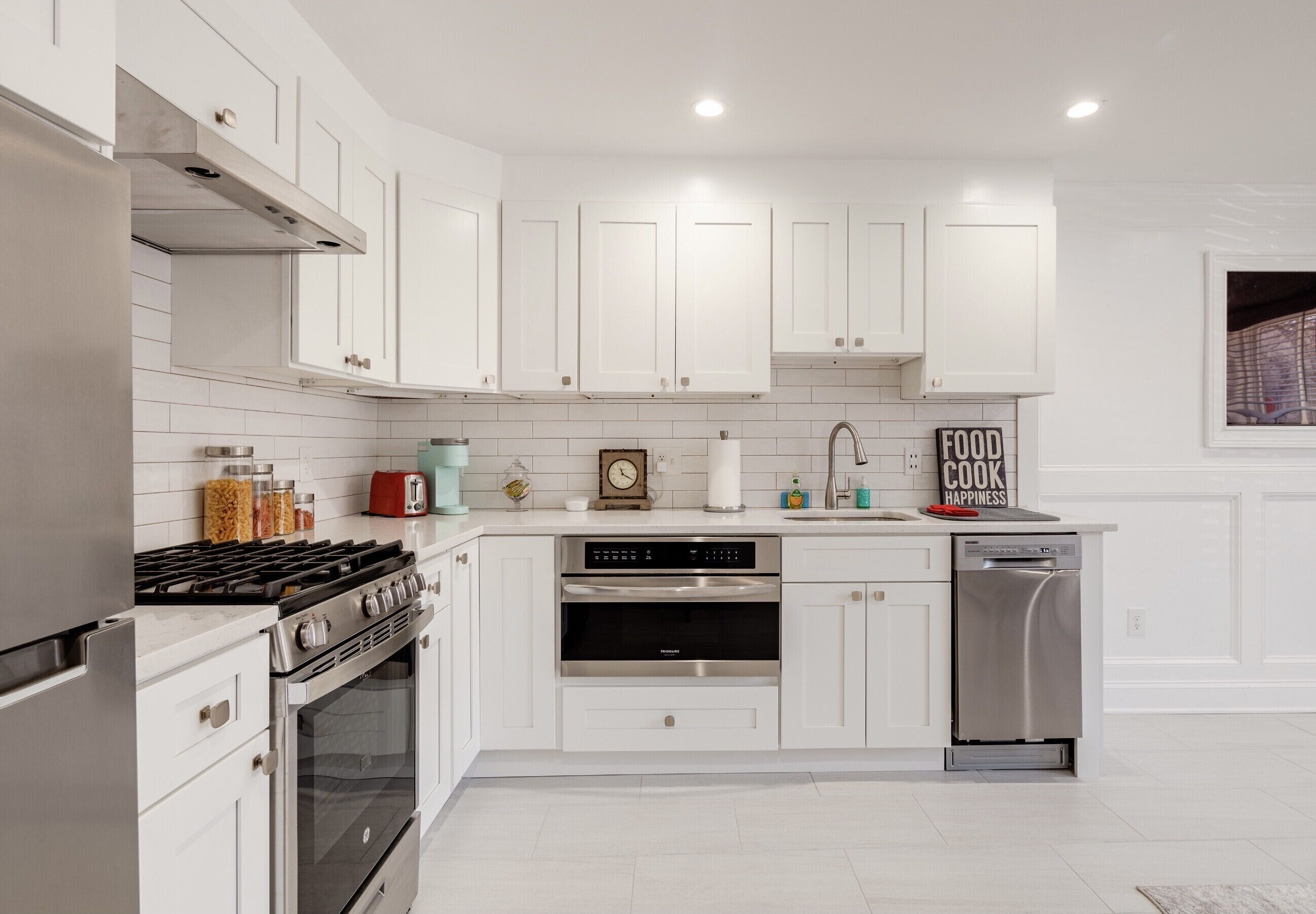 Een koelkast, een magnetron, een oven, een kookplaat