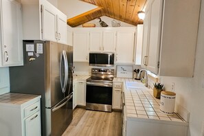 Fridge, microwave, oven, stovetop - Dog-friendly rustic cabin with modern design, free WiFi, and wood-burning stove (Arnold)