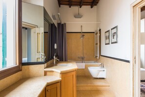 Ducha, secador de pelo y bidé