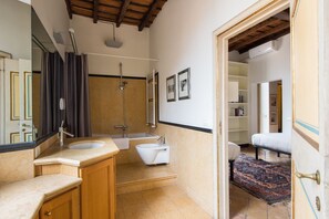 Dusche, Haartrockner, Bidet