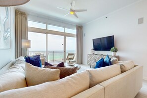 TV, DVD player - Ocean-View Penthouse on Beach w/ Balcony, AC & Internet, Shared Pools & Gym (Destin)