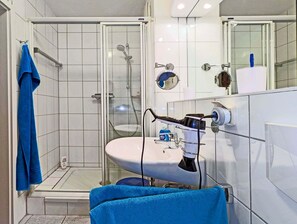 Douche, sĂšche-cheveux, serviettes fournies