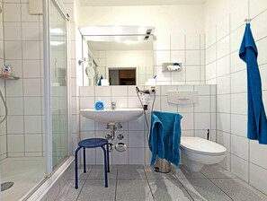 Shower, hair dryer, towels - Comfortable vacation apartment in first beach row with balcony in Zingst - Residence (Zingst)