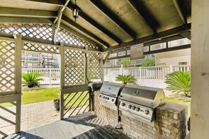 Terrace/patio - Top-Floor Balcony with Ocean Glimpse Shared Pool & Hot Tub, High-Speed WiFi, AC (Myrtle Beach)