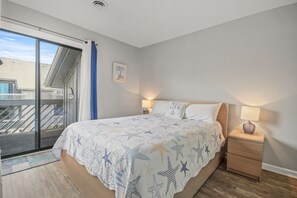 2 bedrooms, Internet, bed sheets - Top-Floor Balcony with Ocean Glimpse Shared Pool & Hot Tub, High-Speed WiFi, AC (Myrtle Beach)