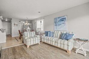 TV - Top-Floor Balcony with Ocean Glimpse Shared Pool & Hot Tub, High-Speed WiFi, AC (Myrtle Beach)