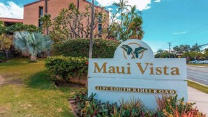 Señal de 'Maui Vista' en 2191 South Kihei Road, con un logotipo que muestra un ave y una palmera.