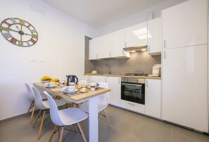 Frigorifero, forno, piano cottura, lavastoviglie