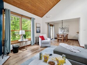 TV, fireplace - Ski-in/shuttle-out condo w/WiFi, fireplace, balcony, & newly renovated kitchen (Killington)