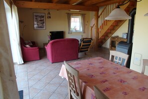 Télévision, cheminée, chaîne hi-fi