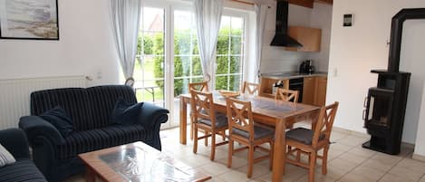 电视、壁炉、电子游戏、DVD 播放器