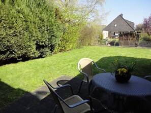 Outdoor dining - Friesenstern - Holiday home (100sqm) for 6 persons with garden in a quiet location of (Norden)