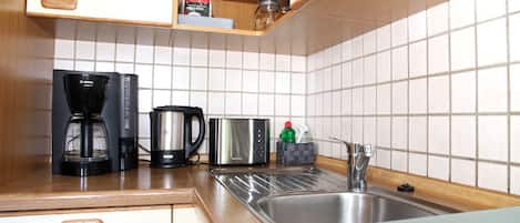 Een koelkast, een magnetron, een oven, een kookplaat