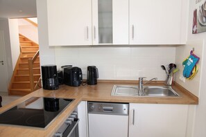 Kühlschrank, Mikrowelle, Ofen, Herdplatte