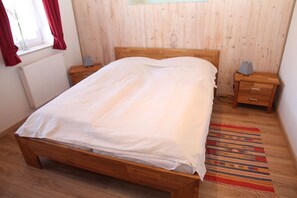 4 chambres, bureau, fer et planche à repasser