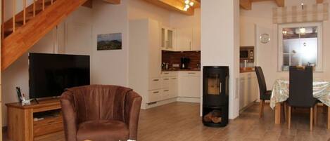 Televisie, een open haard en een stereo