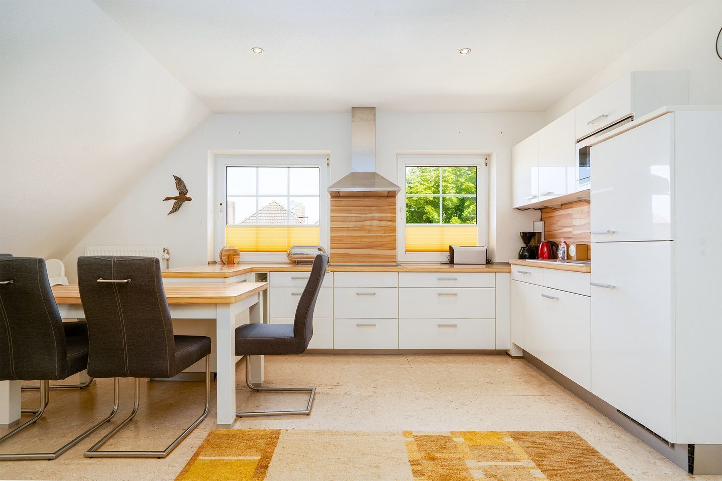 Kjøleskap, mikrobølgeovn, kokeplater og oppvaskmaskin