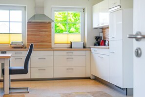 Kühlschrank, Mikrowelle, Herdplatte, Geschirrspüler