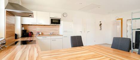 Kühlschrank, Mikrowelle, Herdplatte, Geschirrspüler