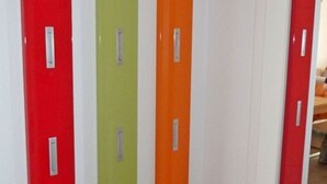 Une rangée de portes de couleurs rouge, verte et orange.
