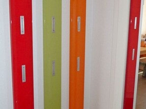 Une rangée de portes de couleurs rouge, verte et orange.