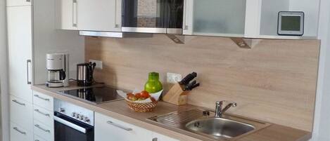 Wasserkocher mit Kaffee-/Teezubehör, Kühlschrank, Mikrowelle, Ofen