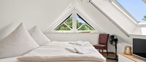 2 bedrooms, iron/ironing board, WiFi