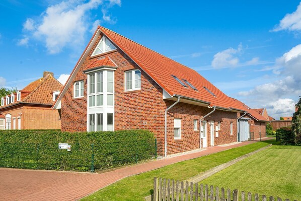 Unclassified image, 1 of 31, button