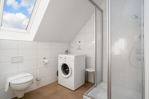 Shower, hair dryer - Windrose - Beautiful, comfortable apartment in the best location of Greetsiel (Krummhörn)