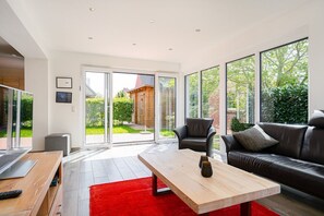 TV, fireplace - Peace and quiet - 130sqm vacation home for 6 people with conservatory, garden, roof terrace (Krummhörn)