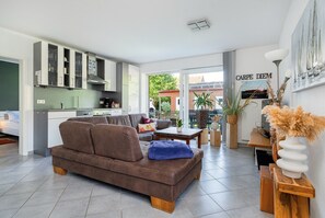 Télévision, lecteur de DVD, chaîne hi-fi