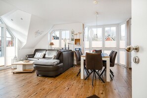 TV - Mühlenkieker - Cozy vacation apartment (80sqm) for 4 persons with balcony in (Krummhörn)