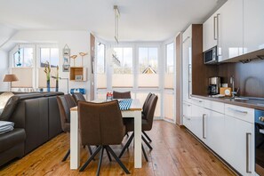 Fridge, microwave, oven, stovetop - Mühlenkieker - Cozy vacation apartment (80sqm) for 4 persons with balcony in (Krummhörn)