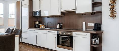 Kühlschrank, Mikrowelle, Ofen, Herdplatte