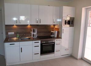 Fridge, microwave, oven, stovetop - Dina - Schöne Erdgeschosswohnung in Zentraler Lage (Krummhörn)