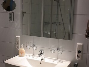 Shower - Dina - Schöne Erdgeschosswohnung in Zentraler Lage (Krummhörn)
