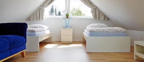 2 bedrooms, iron/ironing board, WiFi