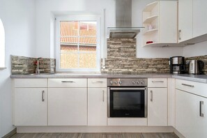 Frigorífico, horno, placa de cocina y lavavajillas