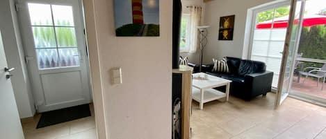 Tv, eldstad, dvd-spelare och en stereo