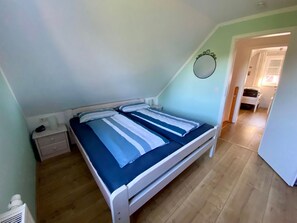 2 bedrooms, iron/ironing board, WiFi