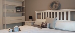 2 bedrooms, iron/ironing board, WiFi