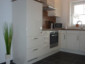 Fridge, microwave, oven, stovetop - Grachtenperle - Holiday home (85sqm) for 4 persons + dog with water view, garden (Krummhörn)