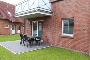 Outdoor dining - Sun and sea - New and allergy-friendly vacation apartment (Krummhörn)